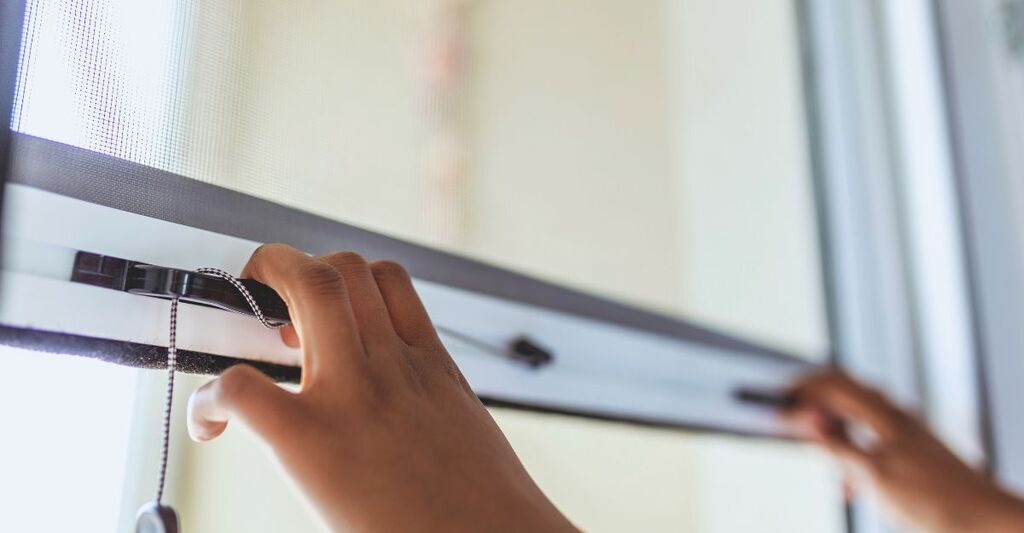 Come pulire le zanzariere senza smontarle: il trucco veloce ed efficace