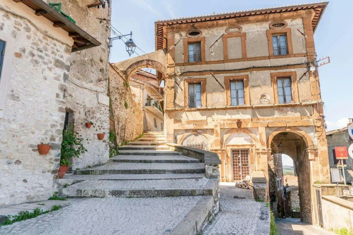 A pochi passi da Roma si apre la più vasta isola pedonale d’Europa: un borgo dal fascino unico